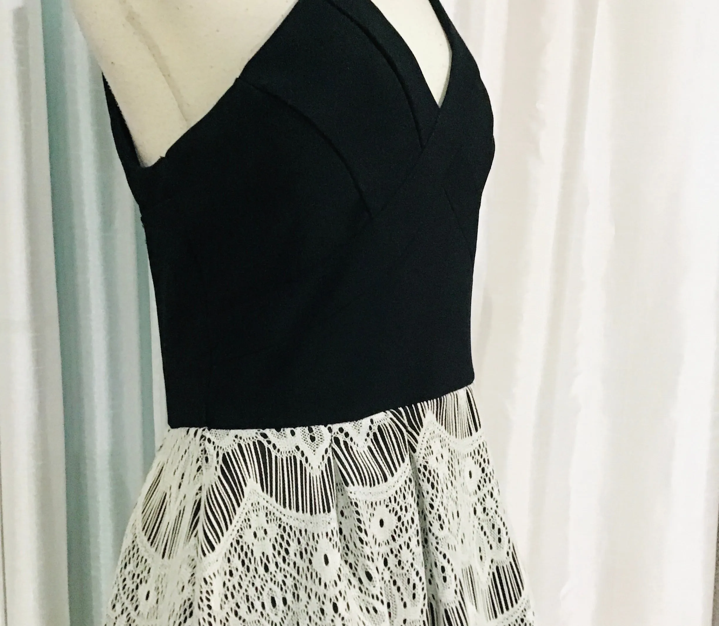 BOUTIQUE Short Black & White Fit And Flare Gown Size 13