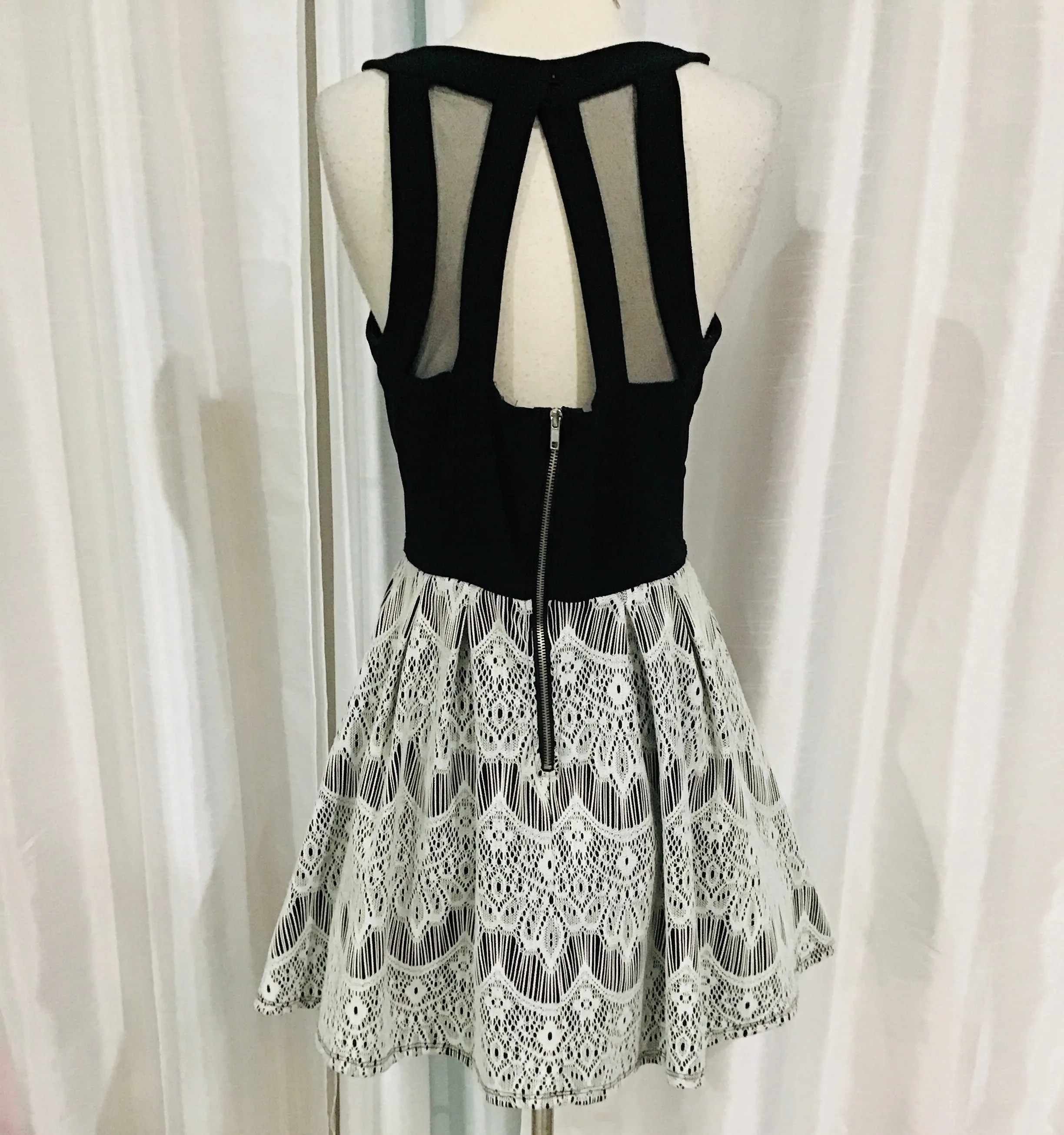BOUTIQUE Short Black & White Fit And Flare Gown Size 13