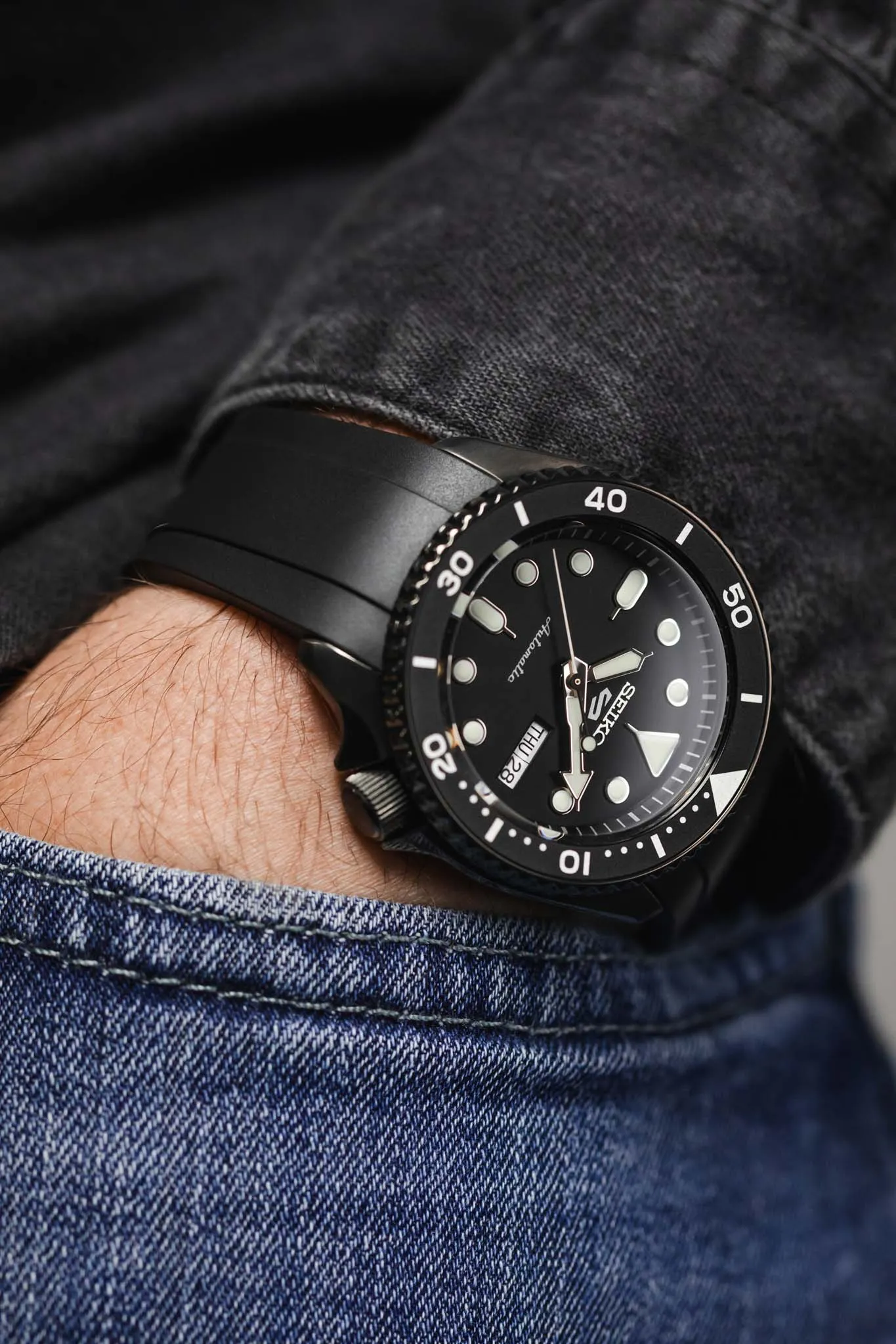 CRAFTER BLUE CB10-F FKM Rubber Watch Strap for Seiko SKX & 5 Sports Series – BLACK with Rubber & Steel Keepers