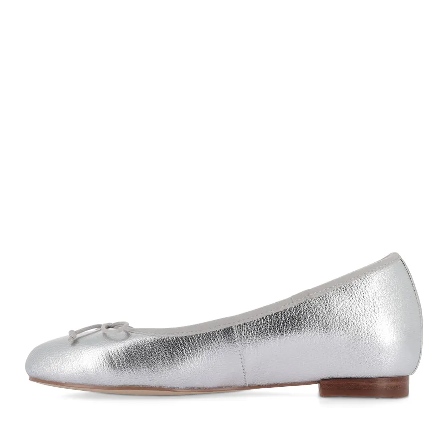 ELIZABETH II - SILVER LEATHER