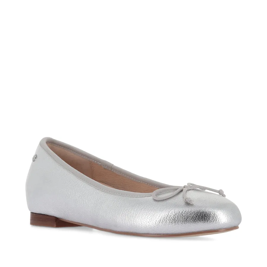 ELIZABETH II - SILVER LEATHER