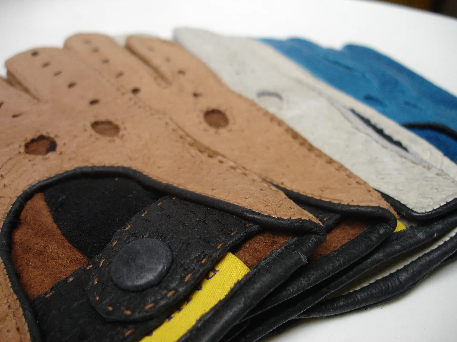 Mens 2-Tone Peccary Leather Driving Gloves