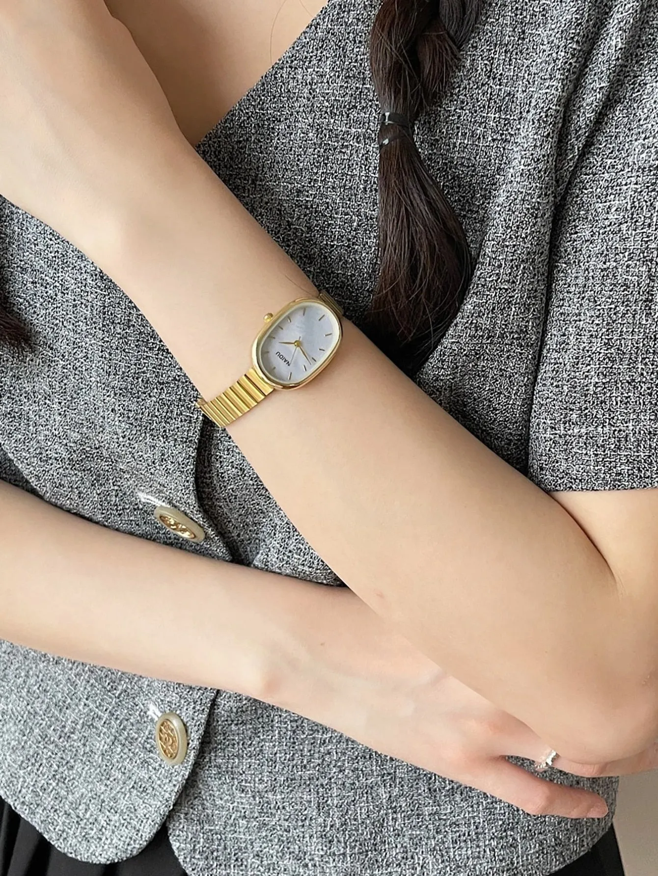 Small Round Quartz Watch - Gold