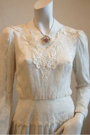 The No-Fuss Vintage Lace Wedding Dress