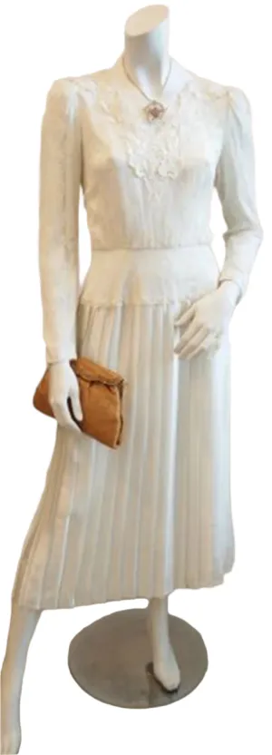 The No-Fuss Vintage Lace Wedding Dress