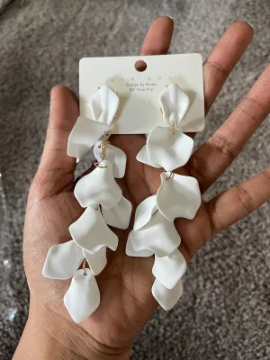 White flower earrings , white feathered earrings , Snow White earrings , acrylic white earrings , long white earrings floral
