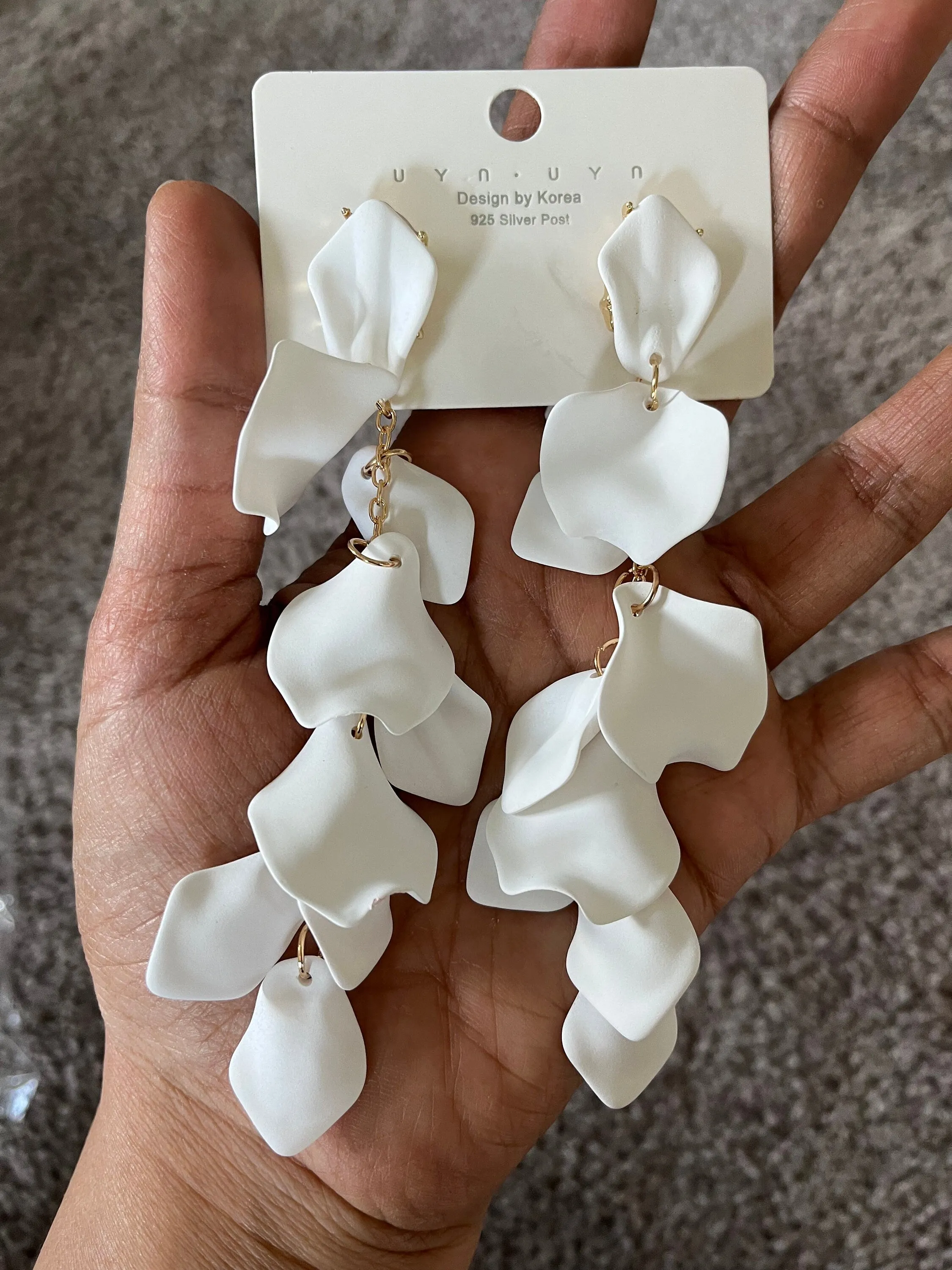 White flower earrings , white feathered earrings , Snow White earrings , acrylic white earrings , long white earrings floral