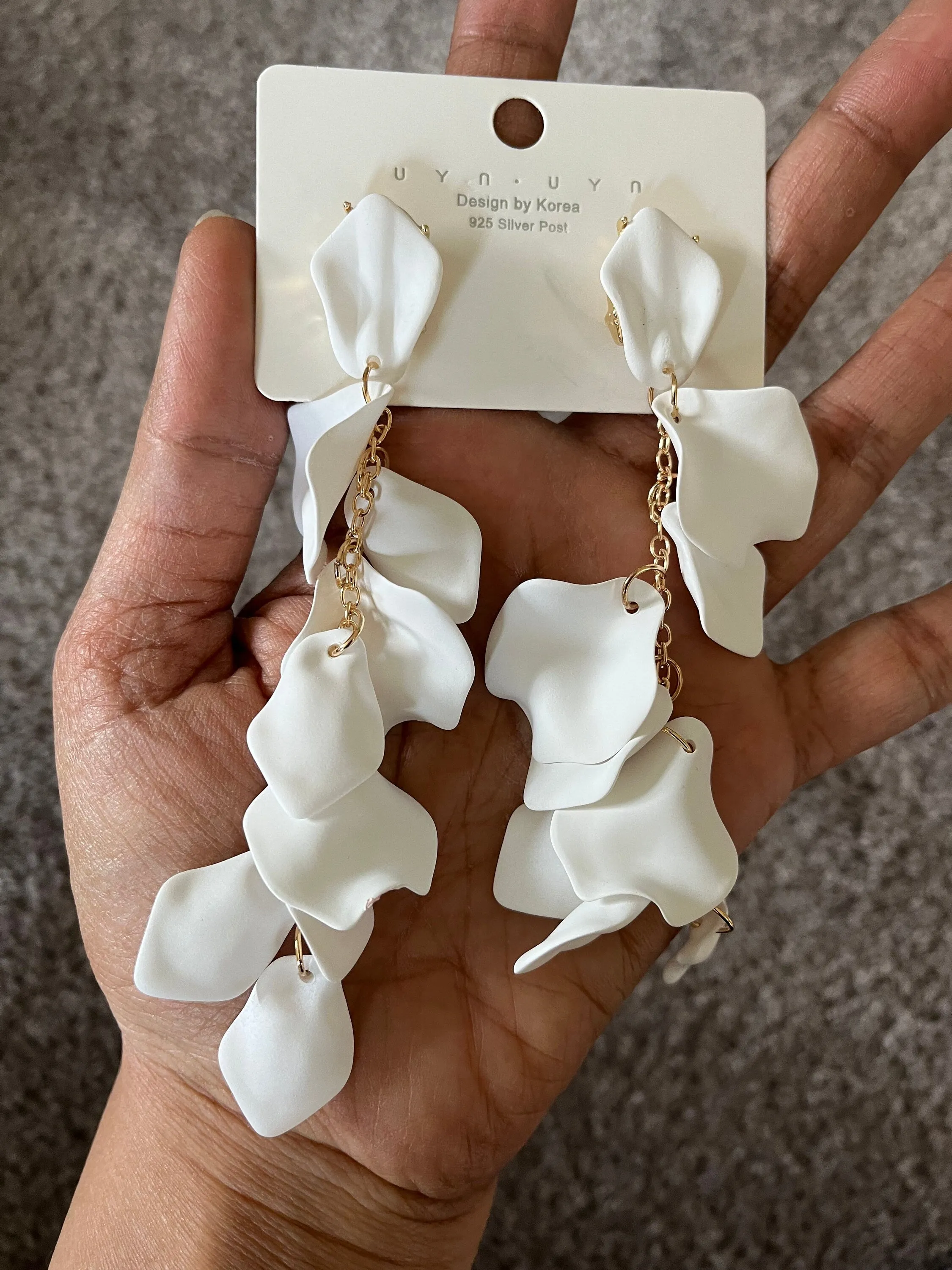 White flower earrings , white feathered earrings , Snow White earrings , acrylic white earrings , long white earrings floral